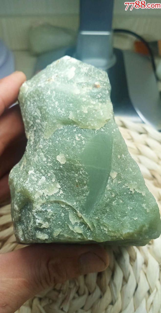 408*和田玉沙枣青青玉山料原石1105克