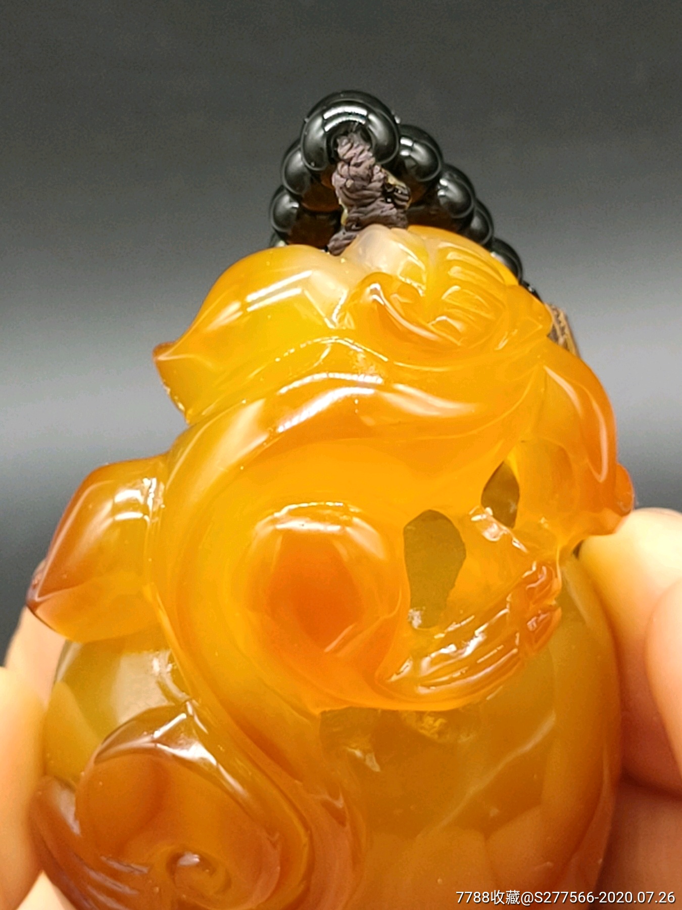 天然红玛瑙籽料镂空雕刻的如意貔貅玉把件