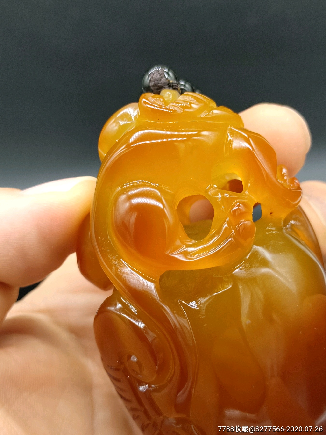 天然红玛瑙籽料镂空雕刻的如意貔貅玉把件