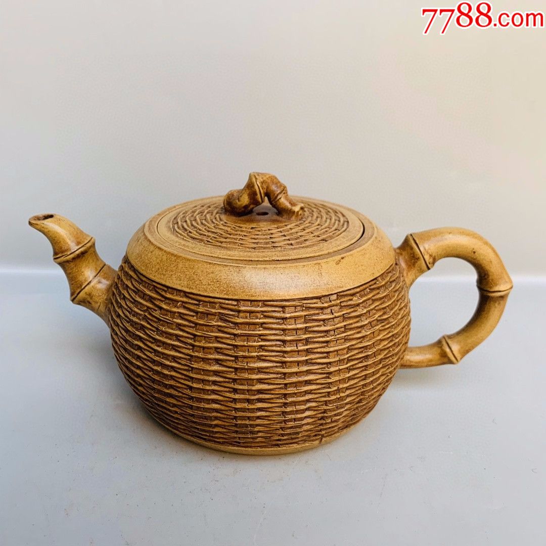 民间艺人制竹编紫砂壶