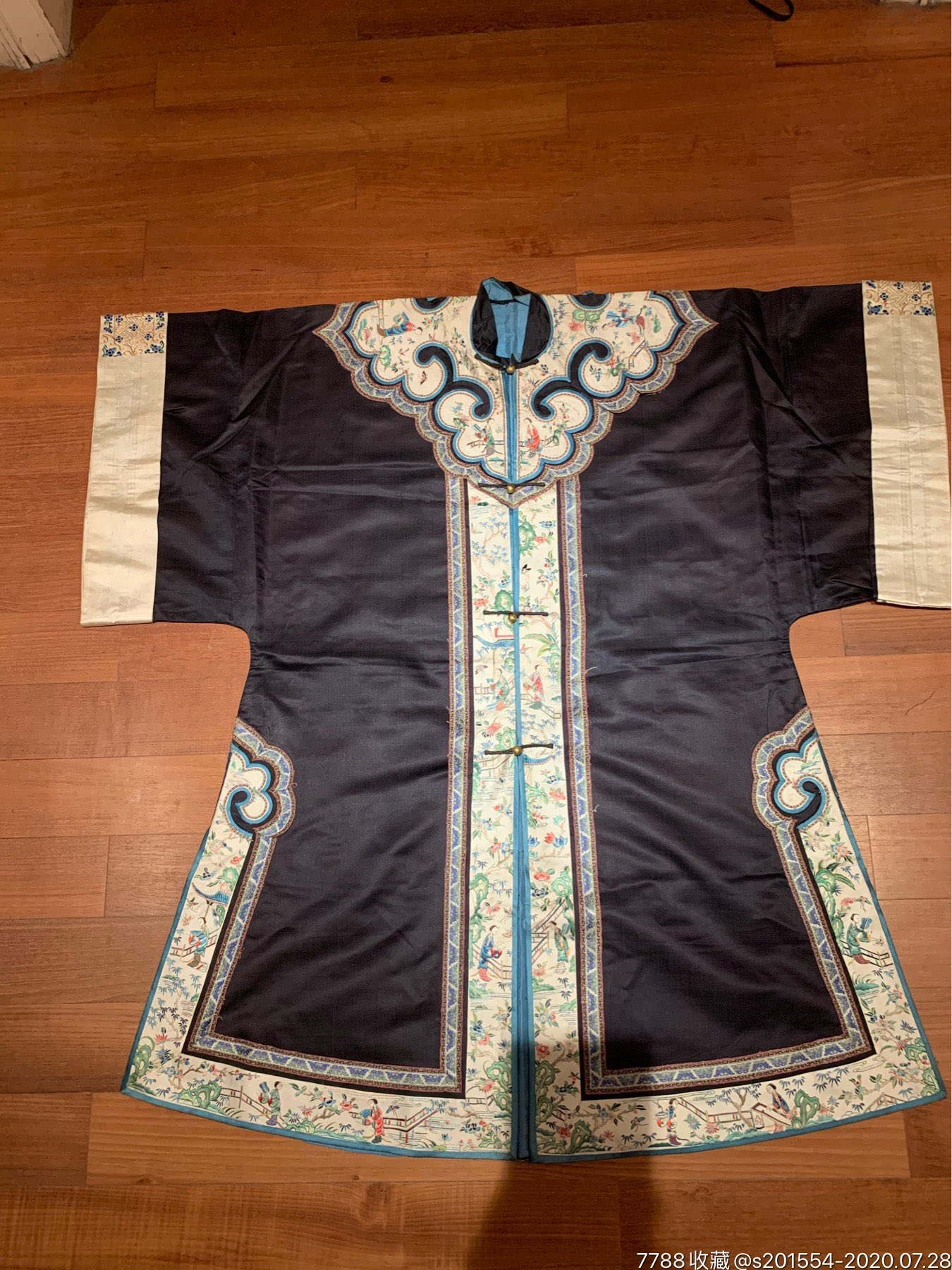 清代如意领粤绣女服