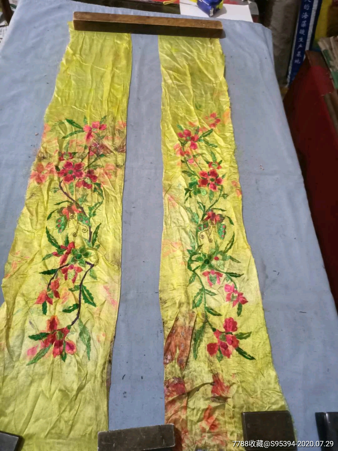 清代黄缎绫刺绣花卉袖口一对8616cm