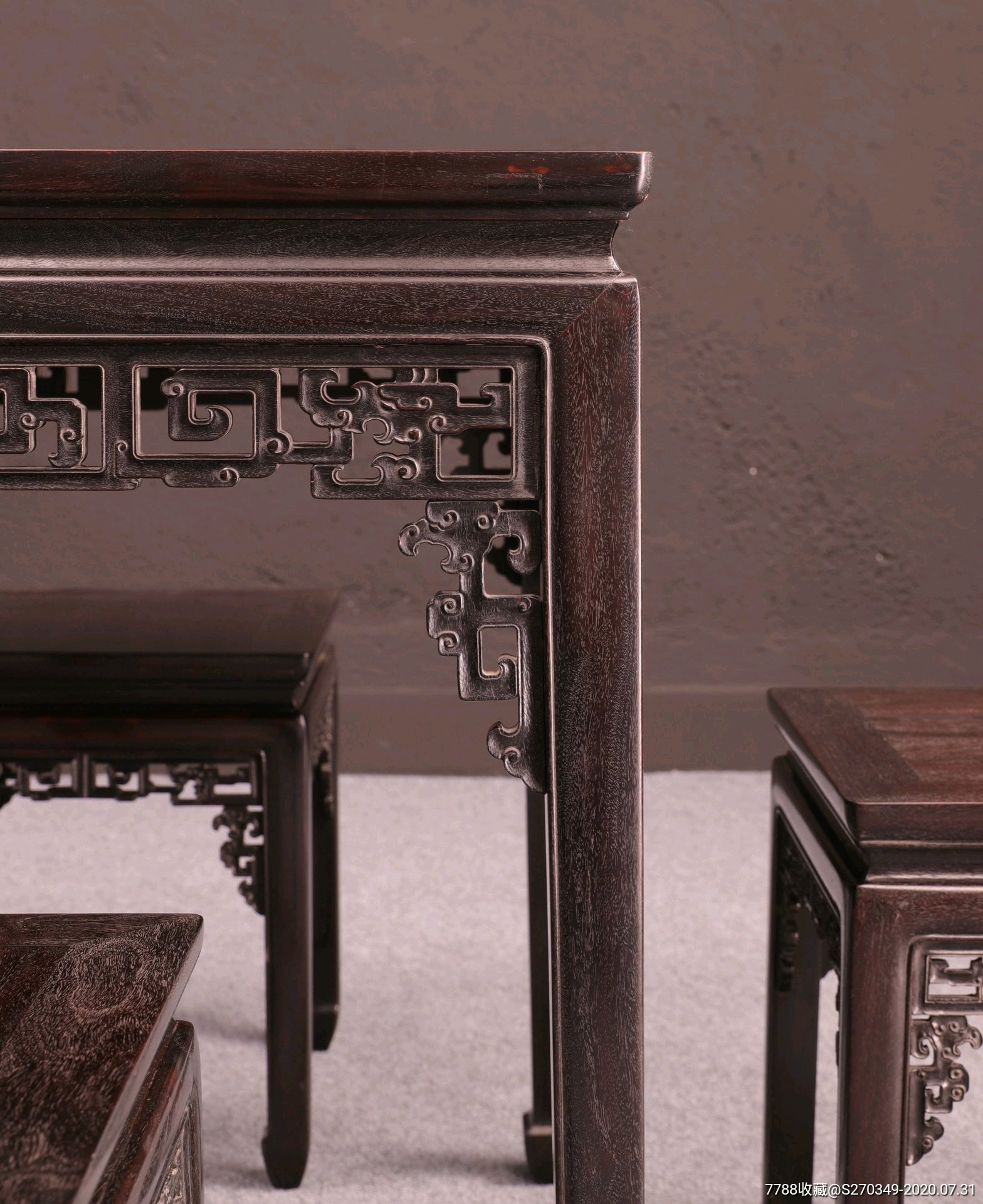 紫檀草龙八仙桌(拆卸)尺寸约桌子80×80×81.5凳子37.6×37.