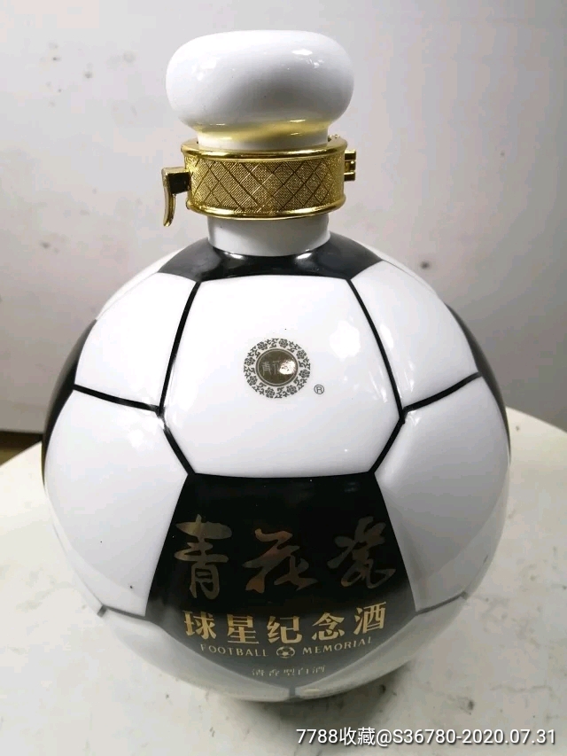 青花瓷球星足球纪念酒4斤装大足球酒