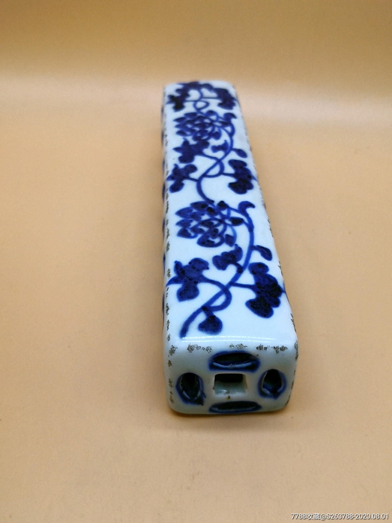 青花花卉纹镂空镇纸