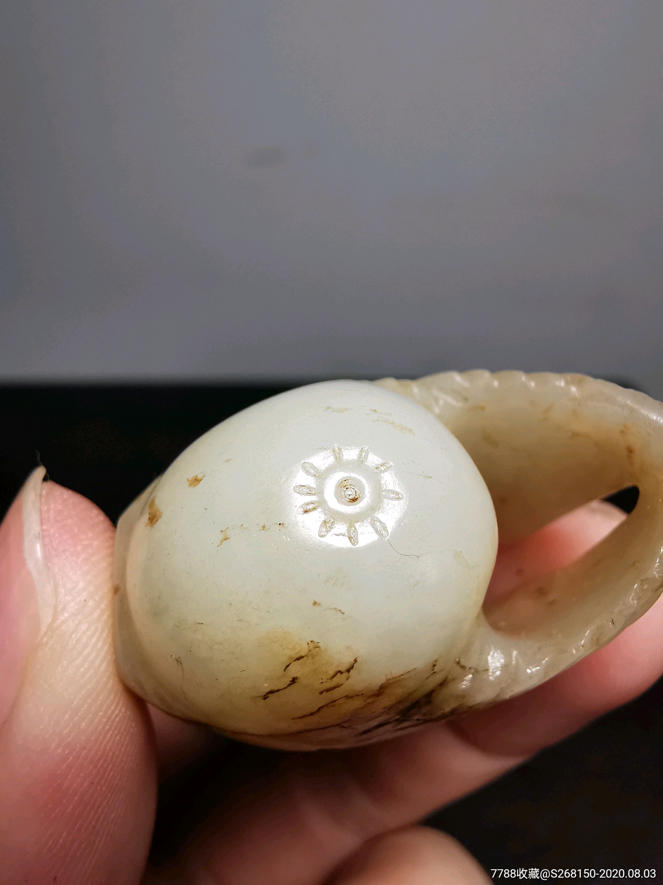 晚清和田玉籽料圆雕阴刻玉鹅鹅形把件