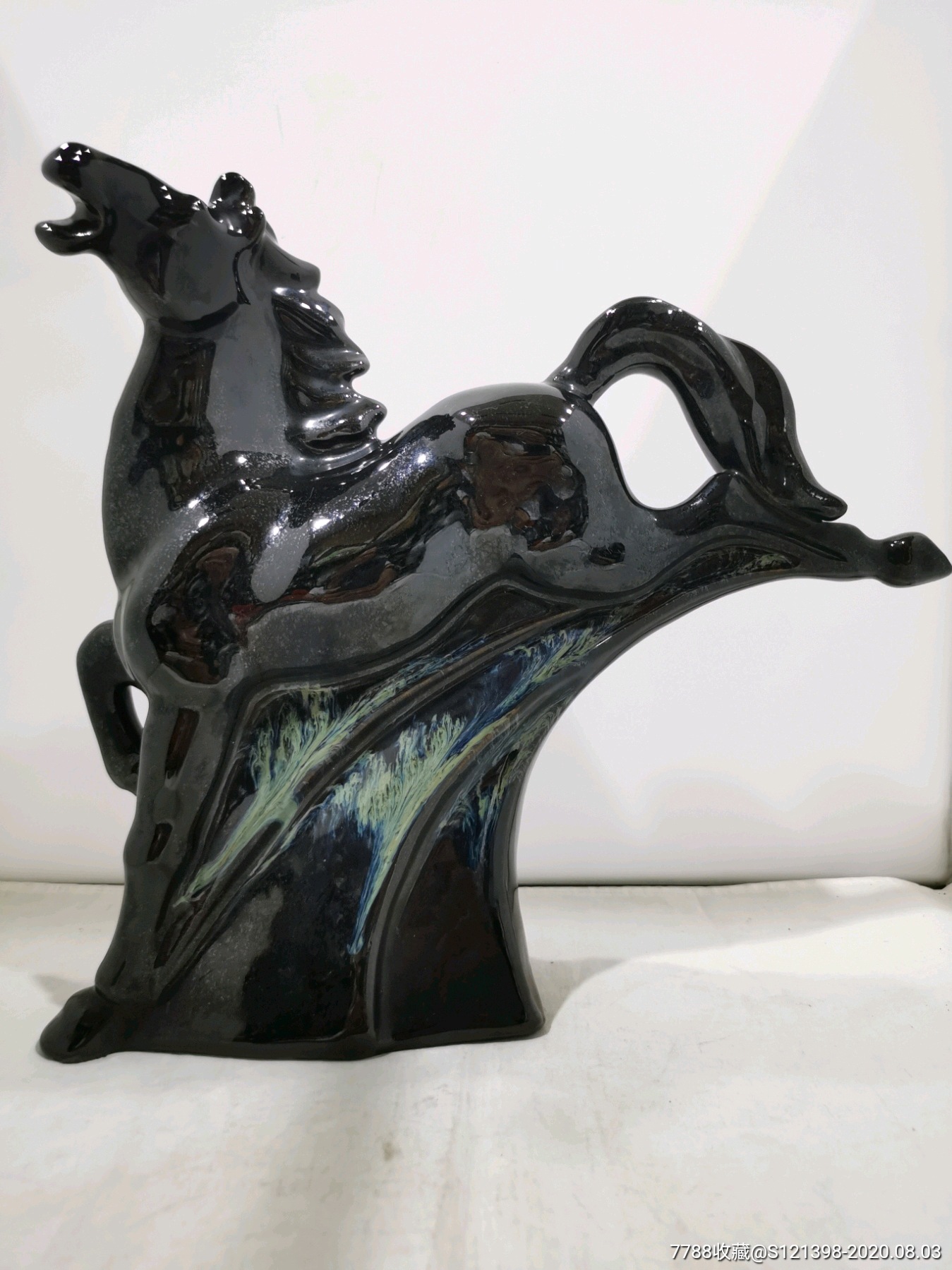 一匹黑马,黑色瓷马