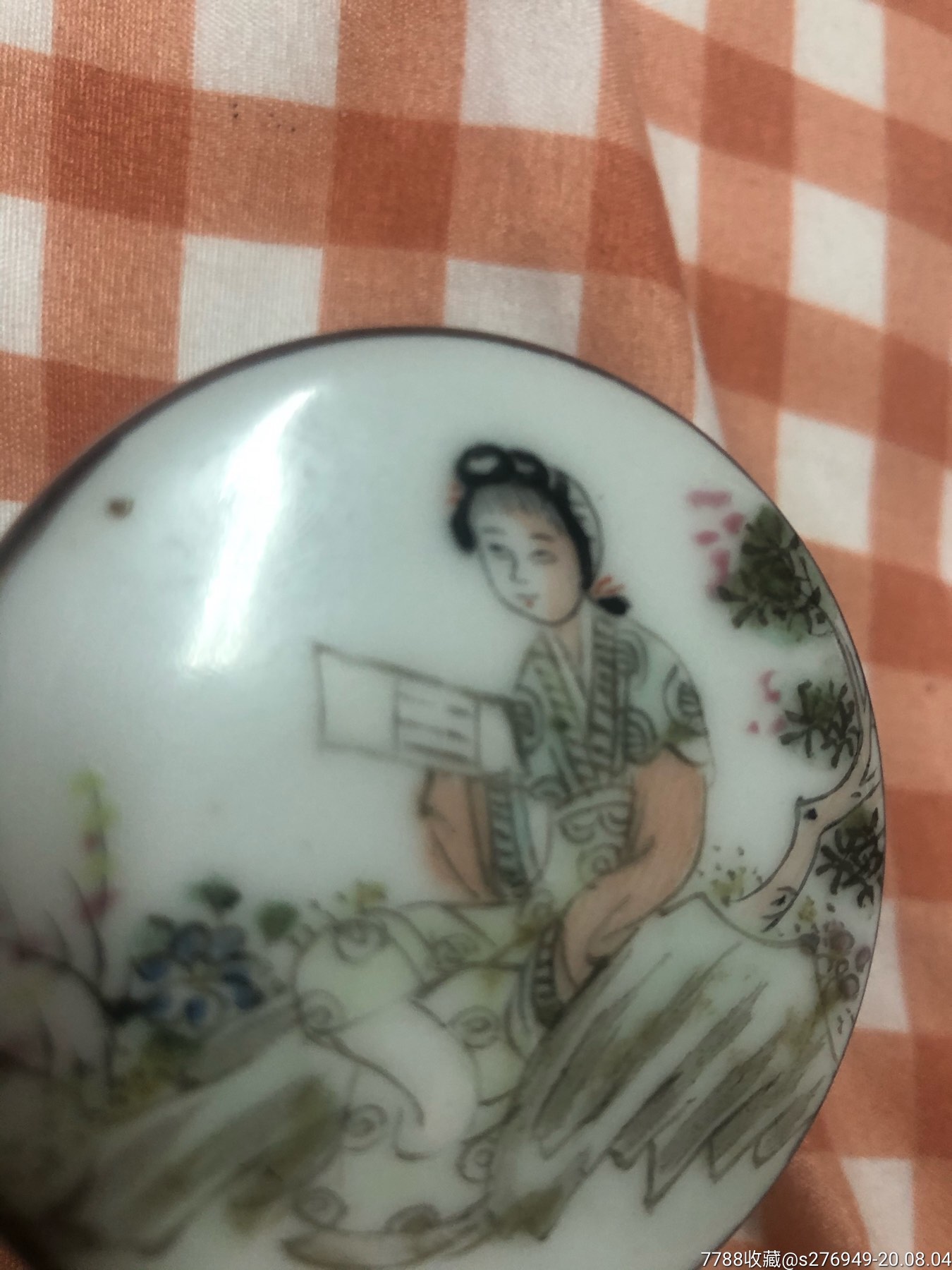罗仲林粉彩花卉粉盒
