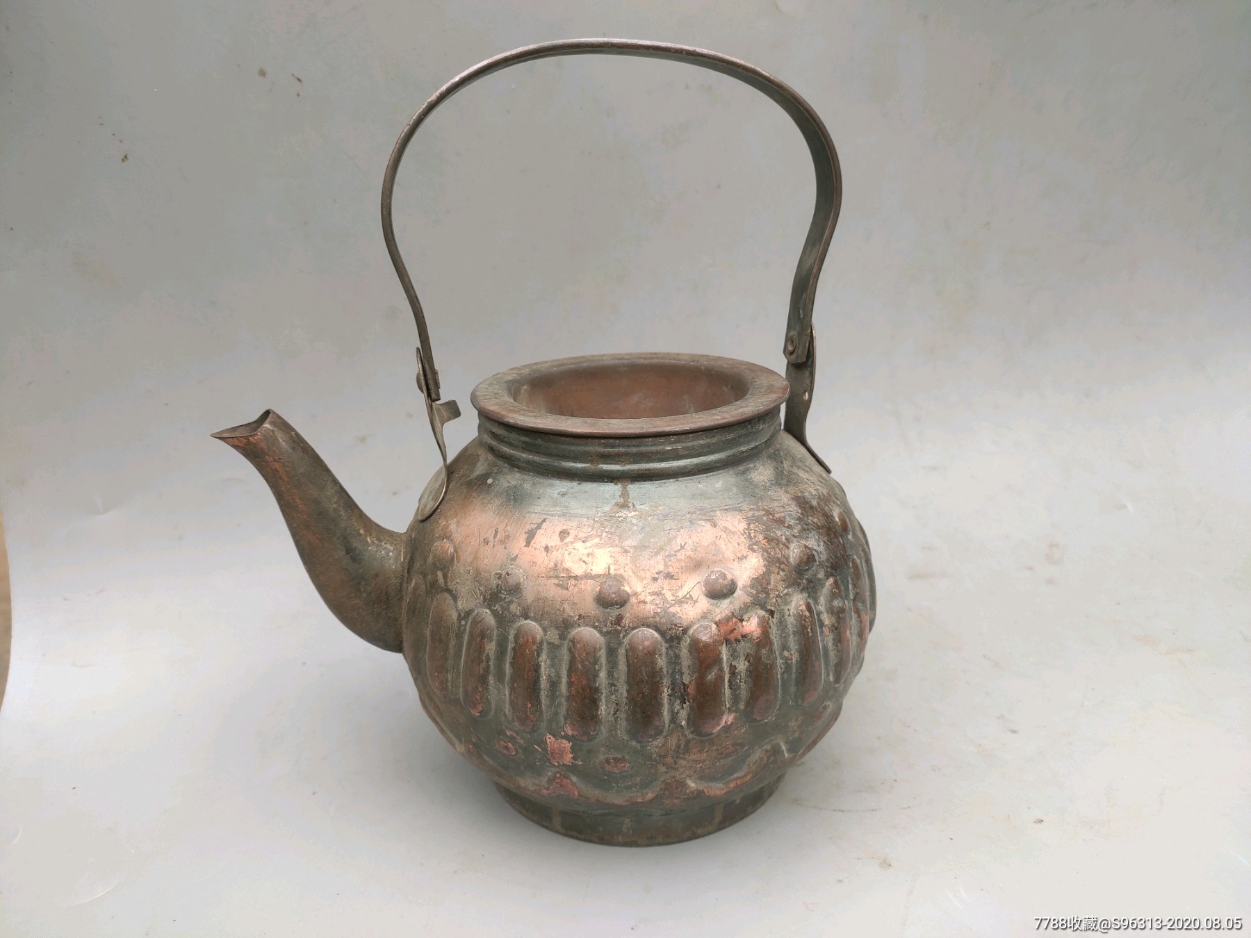 红铜大茶壶一把