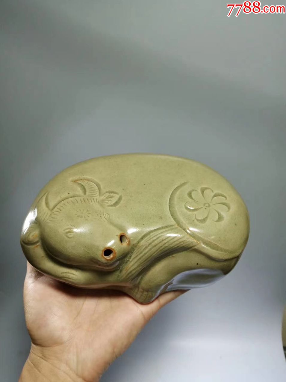 耀州窑刻花青釉牛枕瓷枕