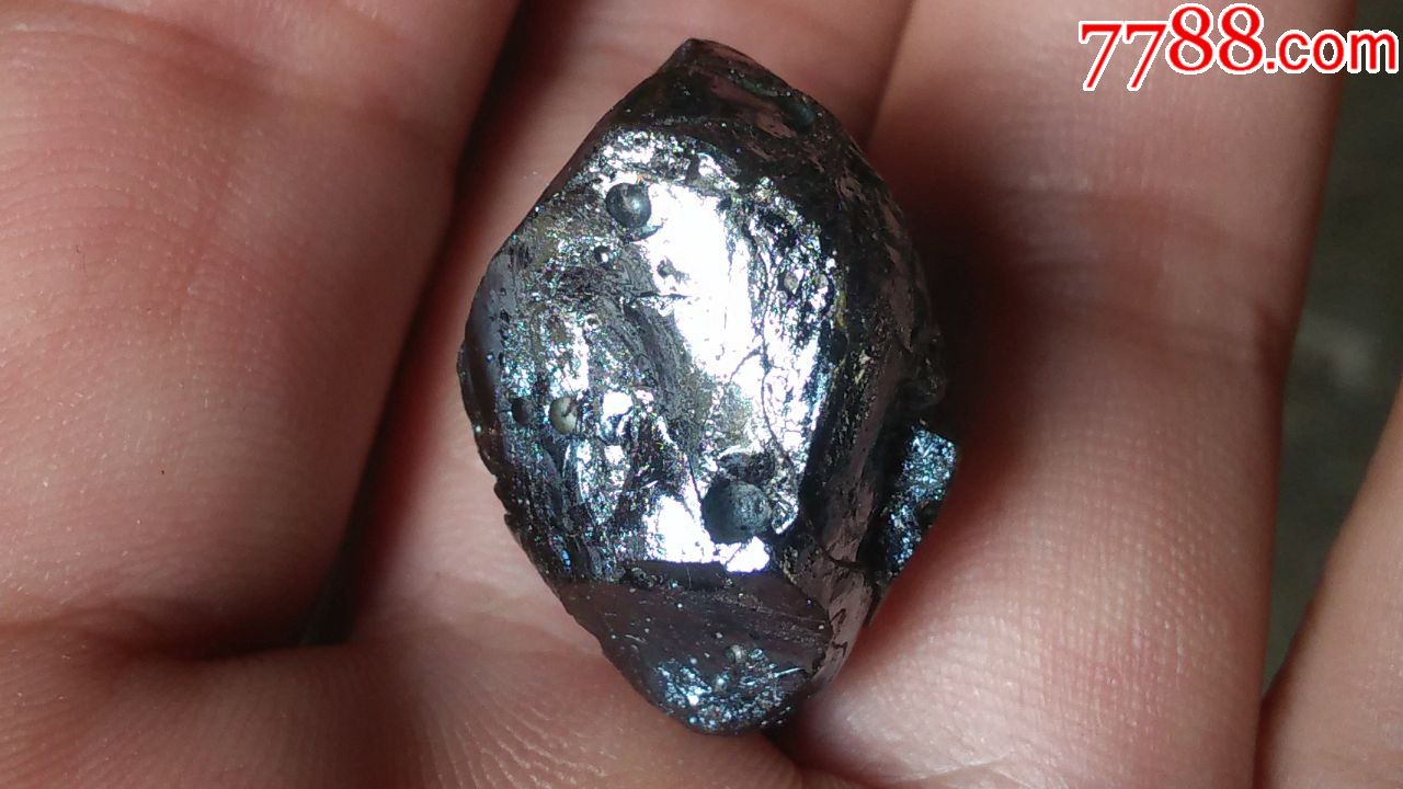 像黑钻石一样有金刚光泽,亮晶晶的!具有明显的天然陨石特征.