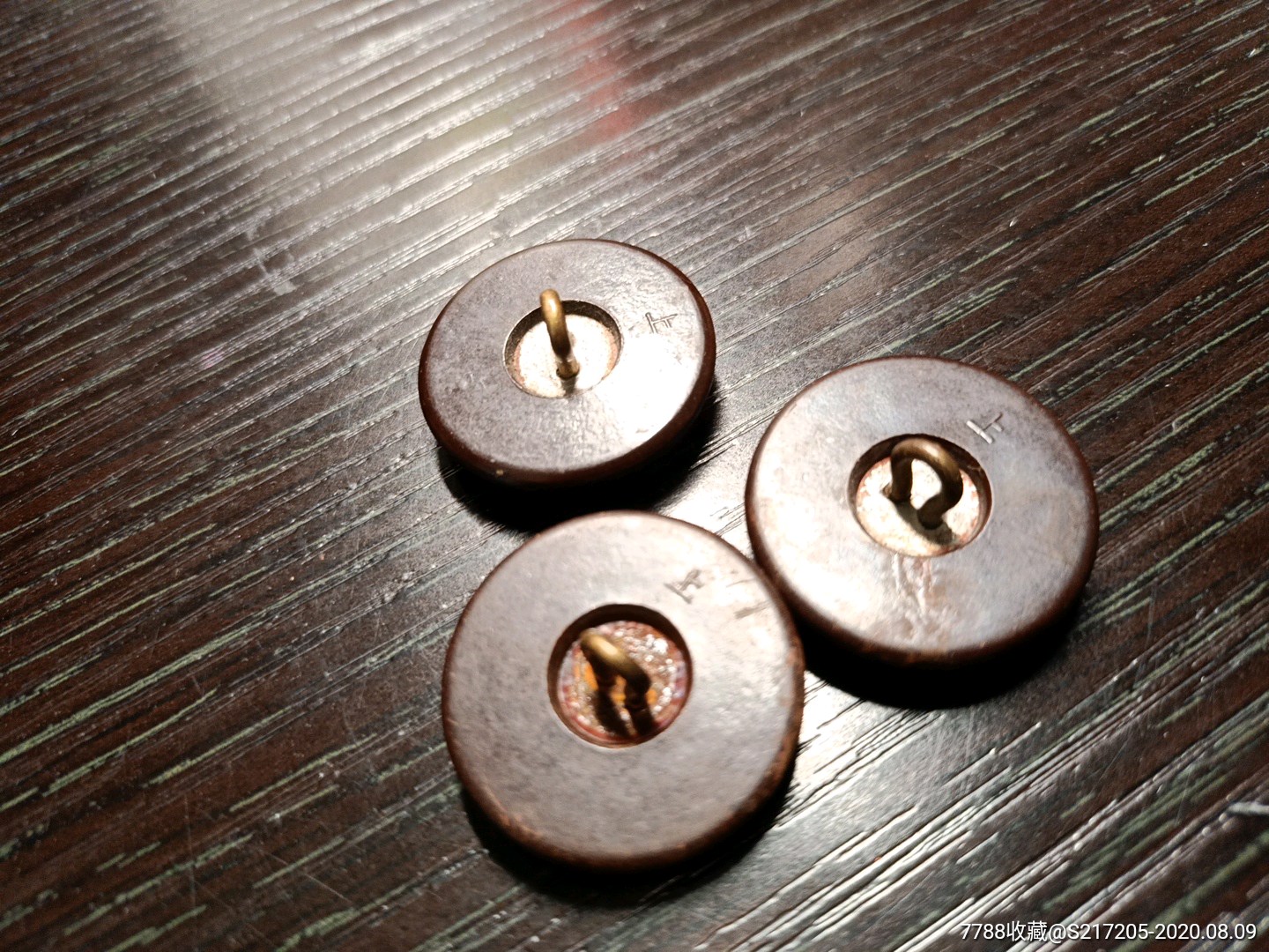 上衣大纽扣三个