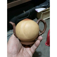 商品名称:80年代左右(刘桂芬)紫砂寿桃倒流壶