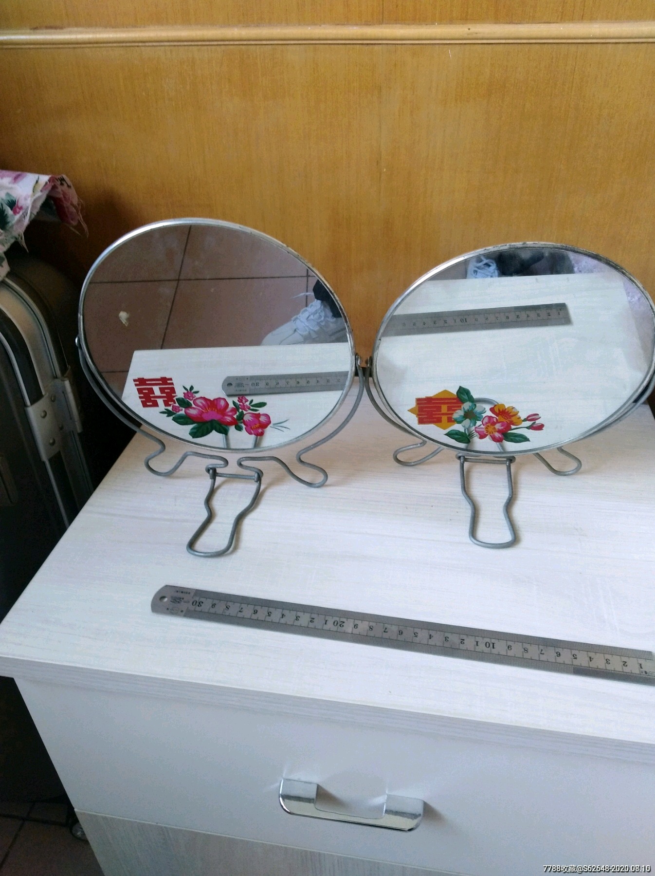 "商品>>>>99一块文革镜9品￥15099广告是,奖励小镜子