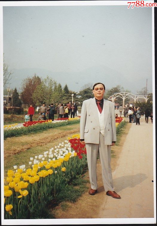 80年代老彩照男子穿西服留影