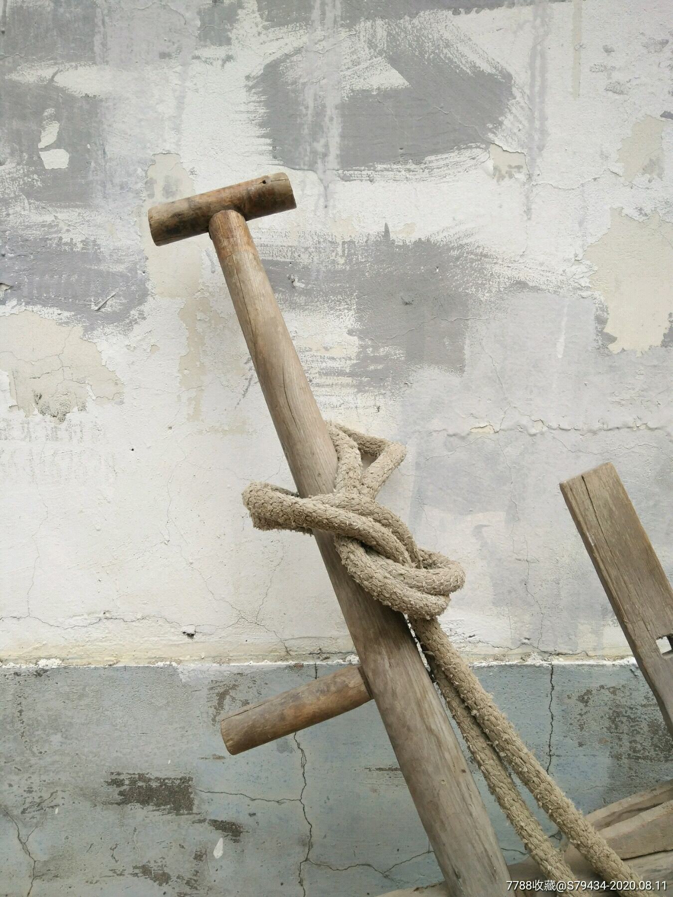 木头架犁杖牵引的绳子都在老民俗用品有时代感具体看简介_农用工具