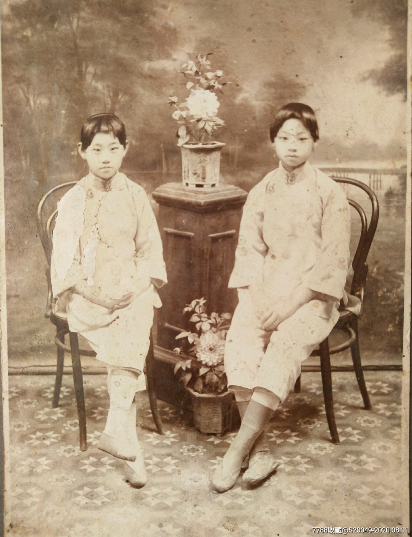 滚动鼠标滚轴,图片即可轻松放大,缩小更多"老照片