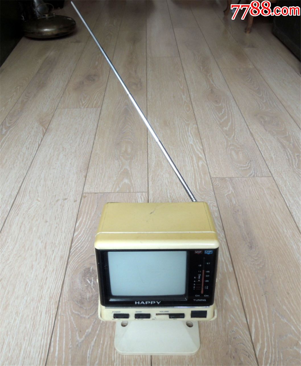 2kg,微型的,恐怕没有九寸,早期老国货,常州电视机厂出品,带收音机功能