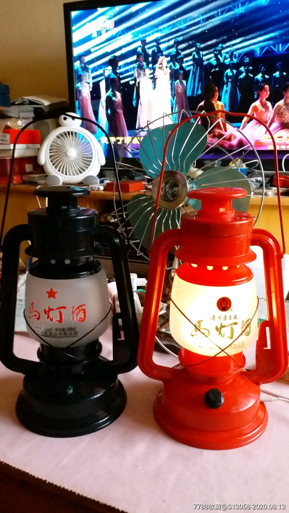 红黑马灯酒瓶一对