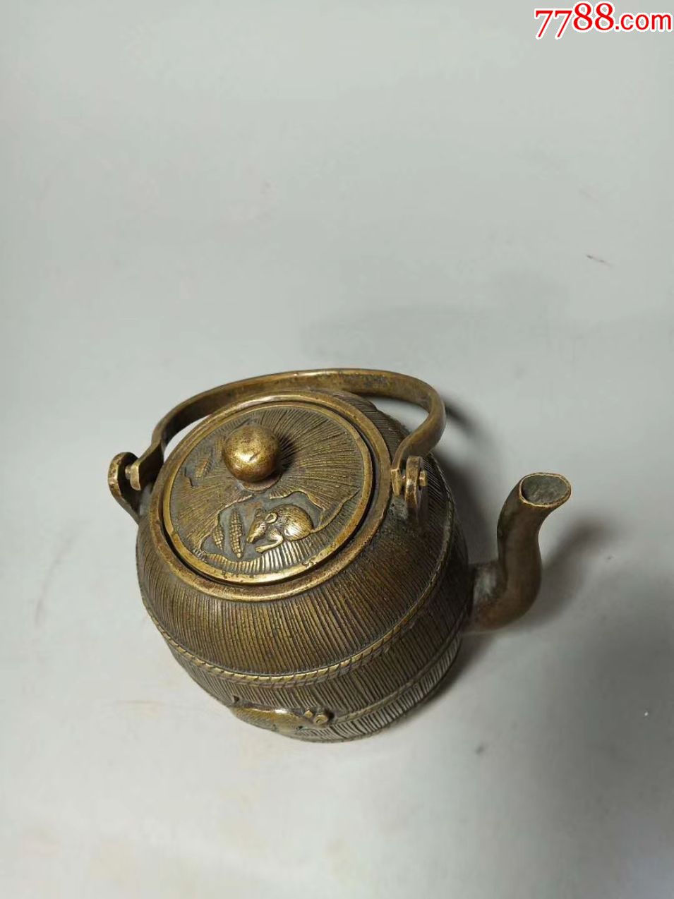 乾隆年制底鼠纹铜提梁壶,寓意招财进宝
