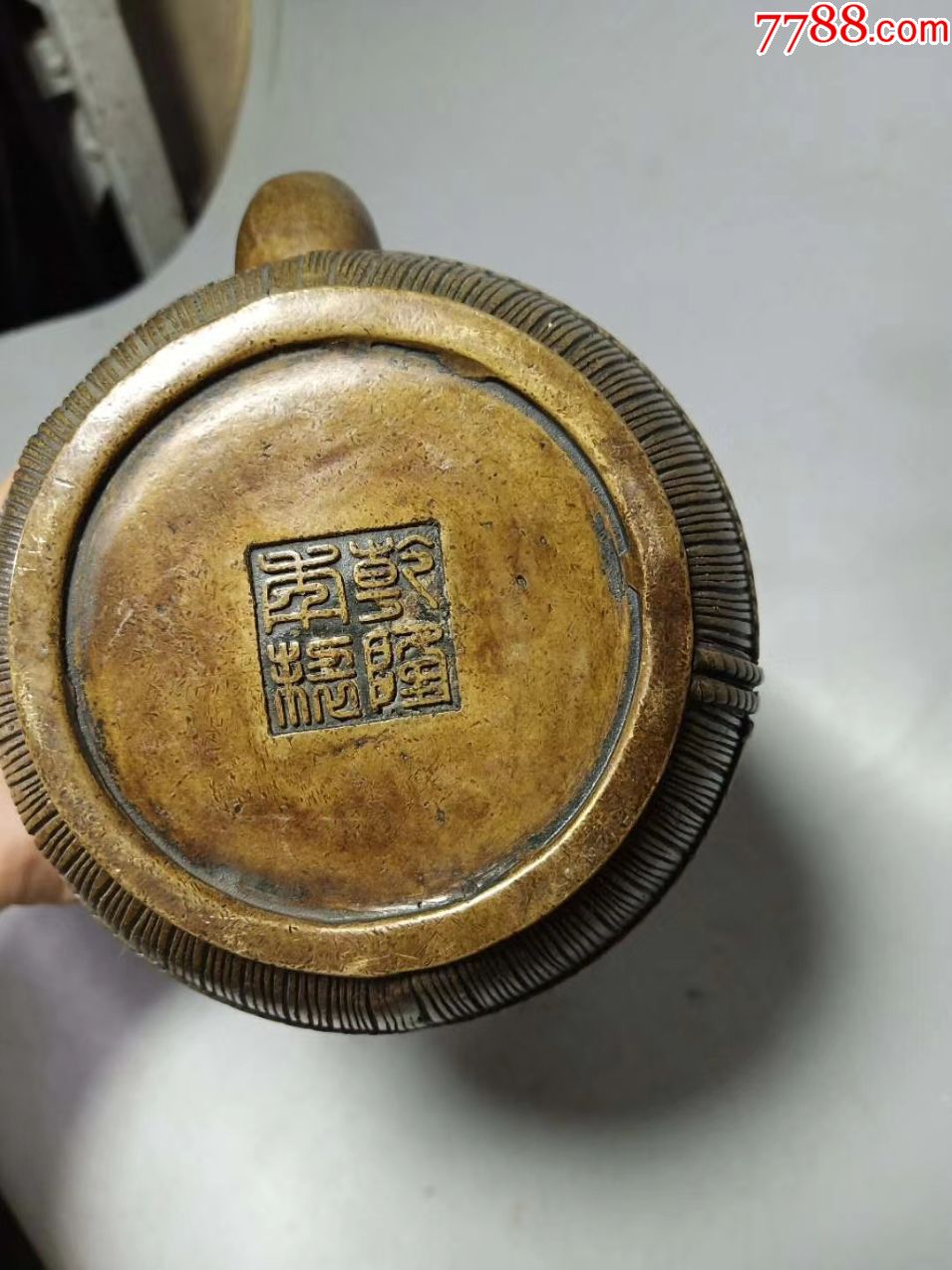 乾隆年制底鼠纹铜提梁壶,寓意招财进宝