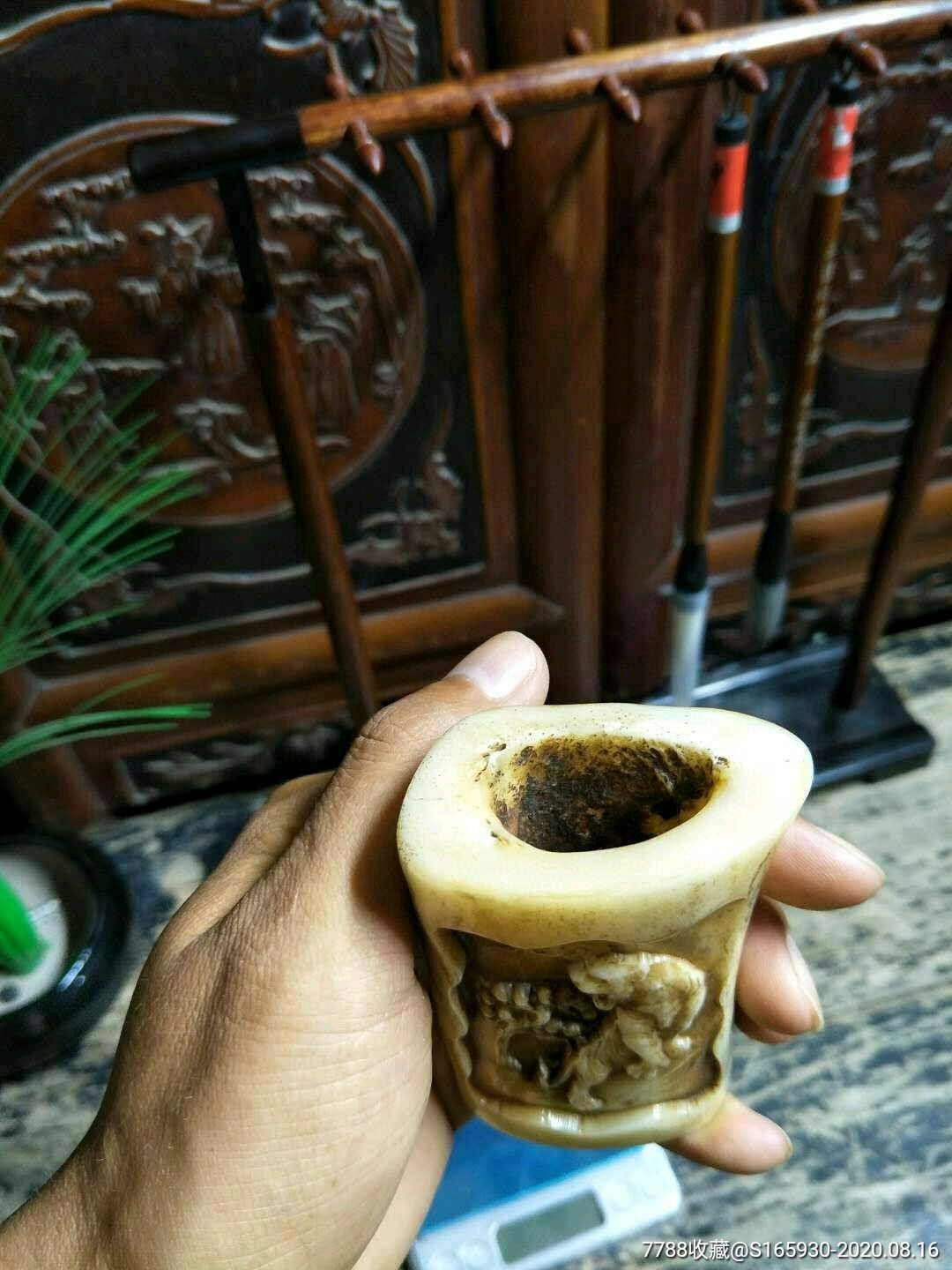 清代老驼骨雕刻上山虎把件.完整无裂,通透包浆.8.8厘米*5.2厘米*3厘米