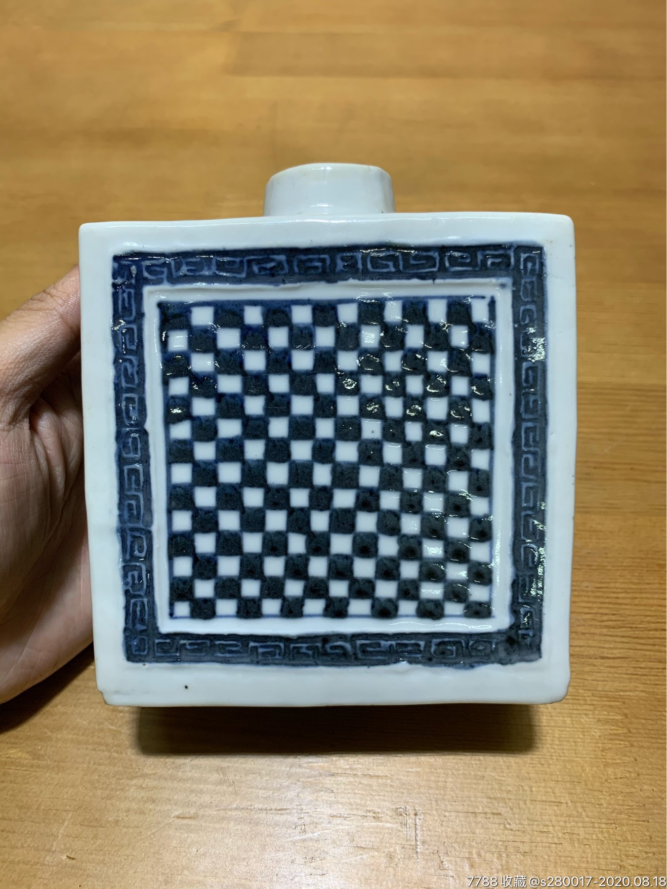 清乾隆嘉庆青花网格纹茶叶罐