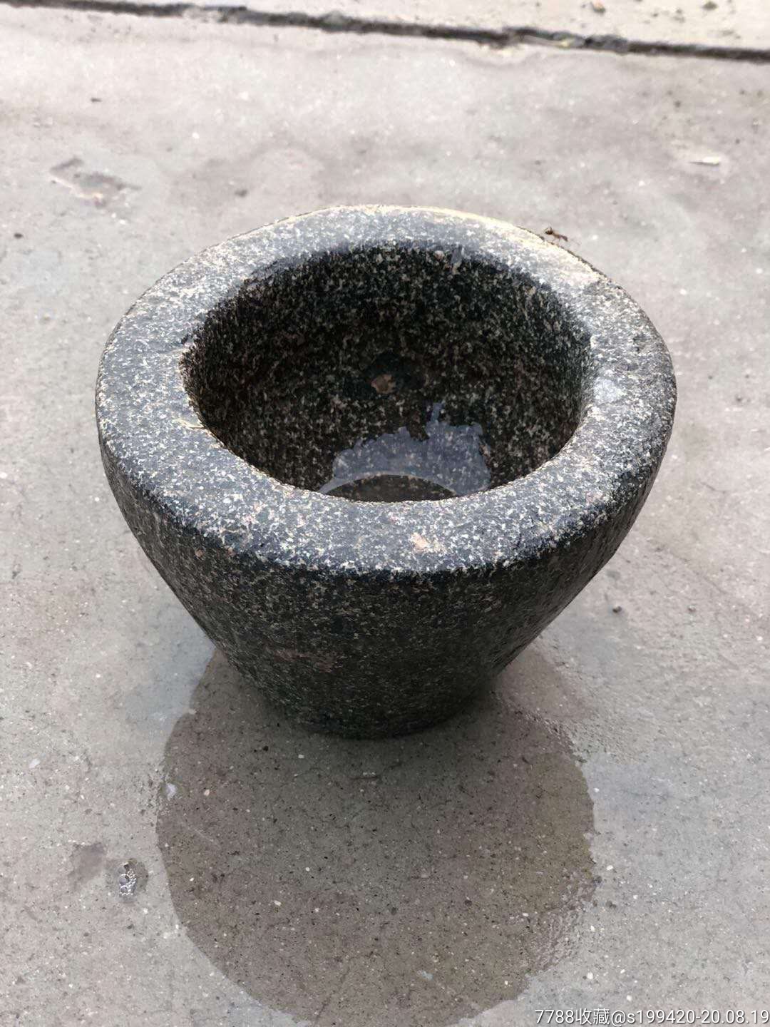 清,青石石臼10个一组,全品无磕碰,石质坚硬,褒浆温润,尺寸大小不一.