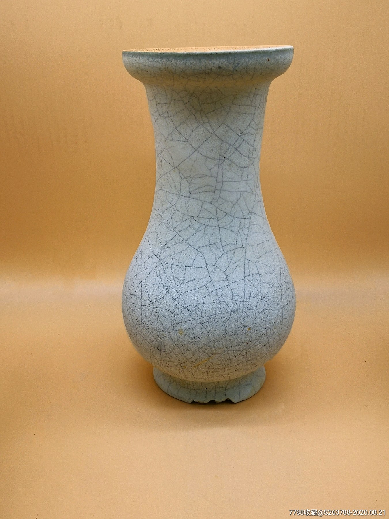 哥窑月白釉盘口瓶