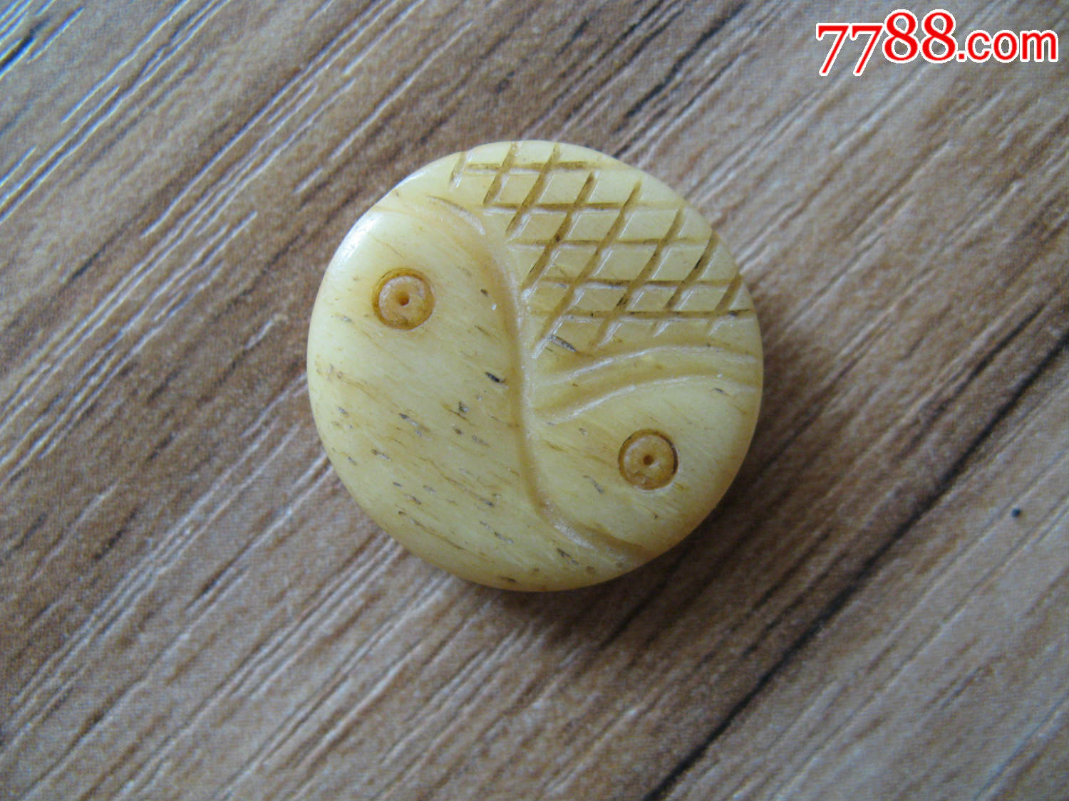 骨雕双鱼小挂件,背面是朵花