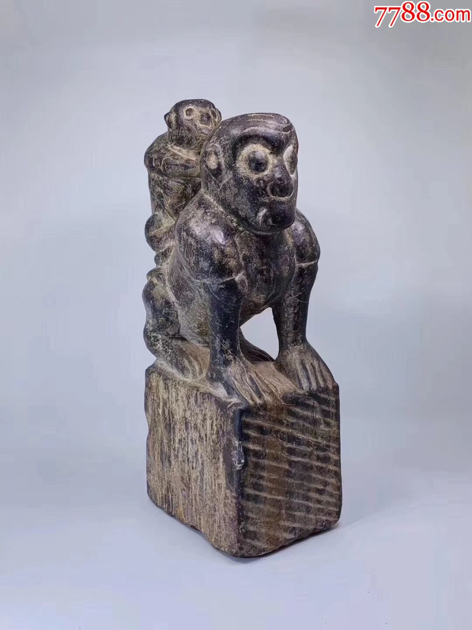 清代青石背背猴