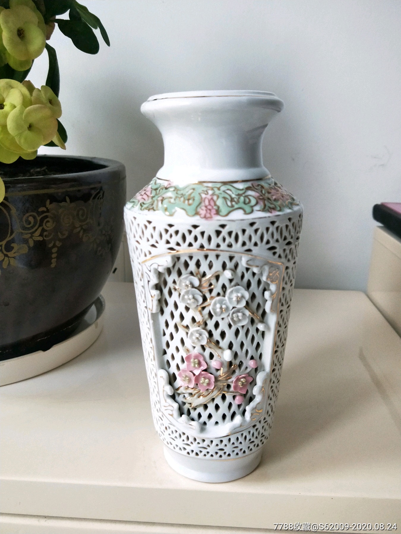 建国初手雕开光梅花纹镂空瓷瓶