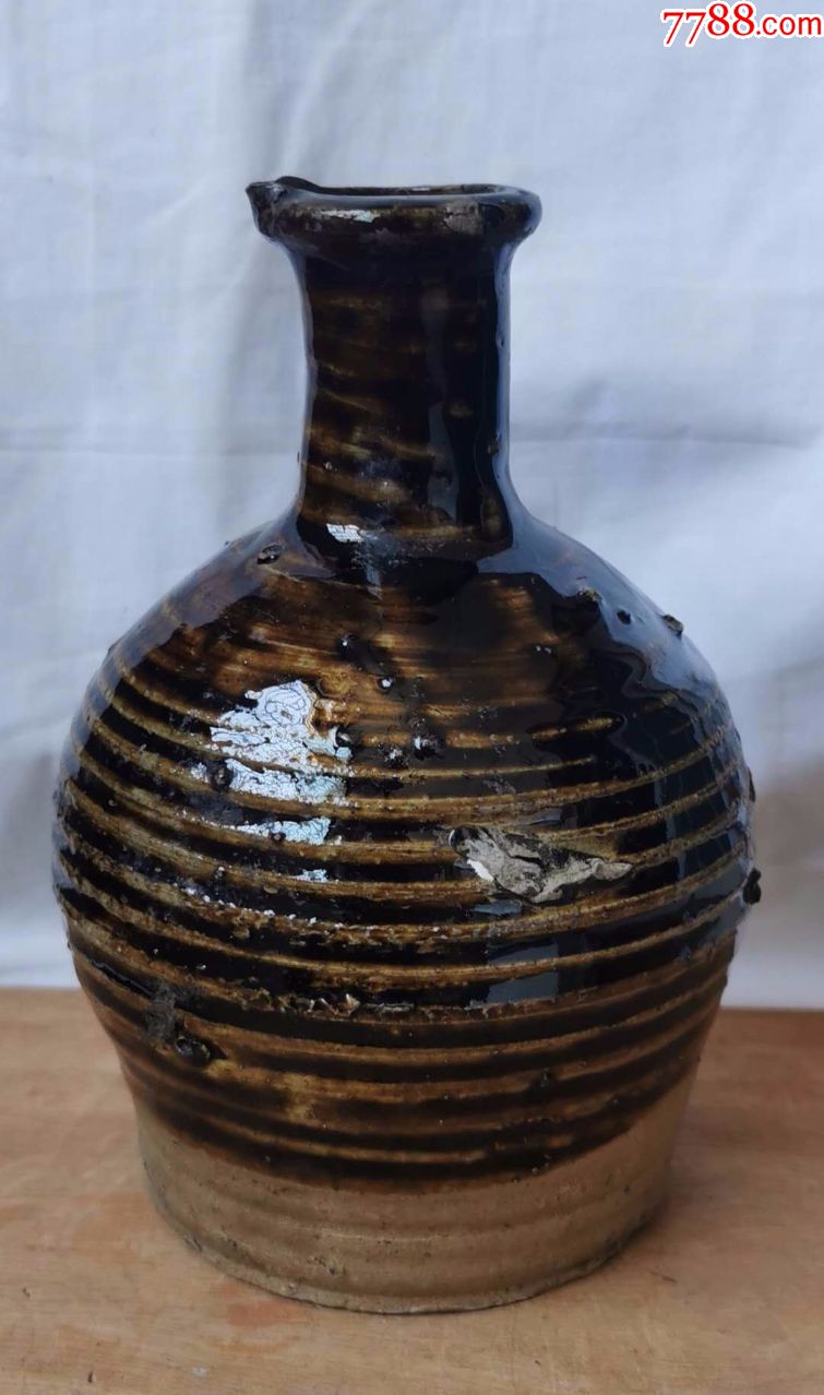 元代云南建水窑酱釉旋纹长颈壶