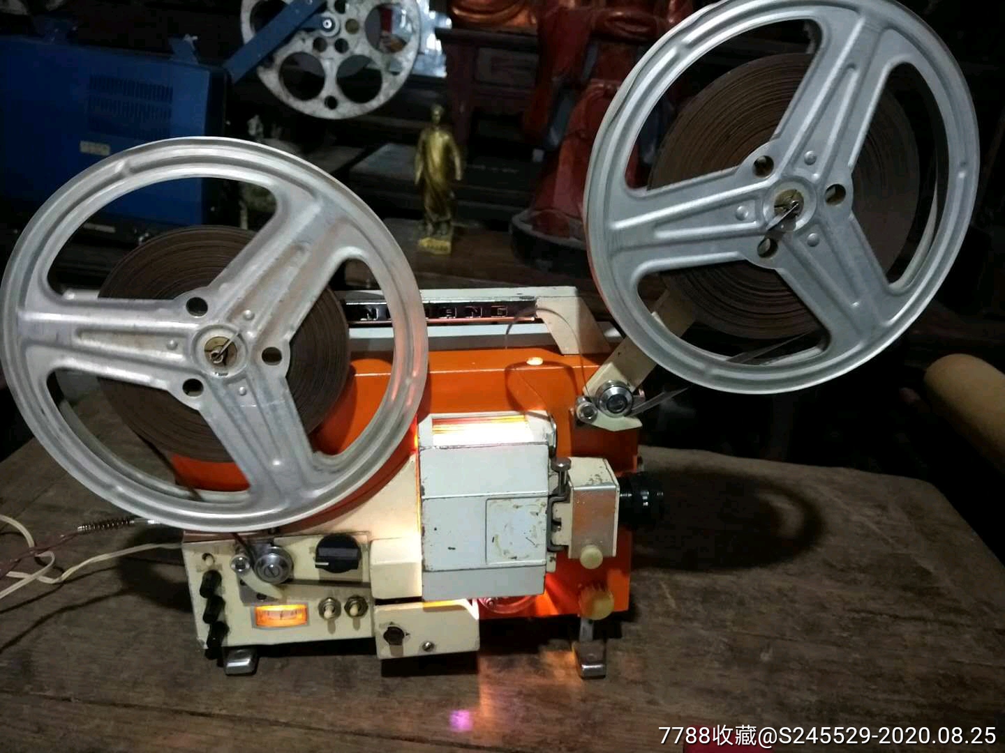 75毫米电影机一部,保存完整全是原厂配件,能正常放映,品象如图