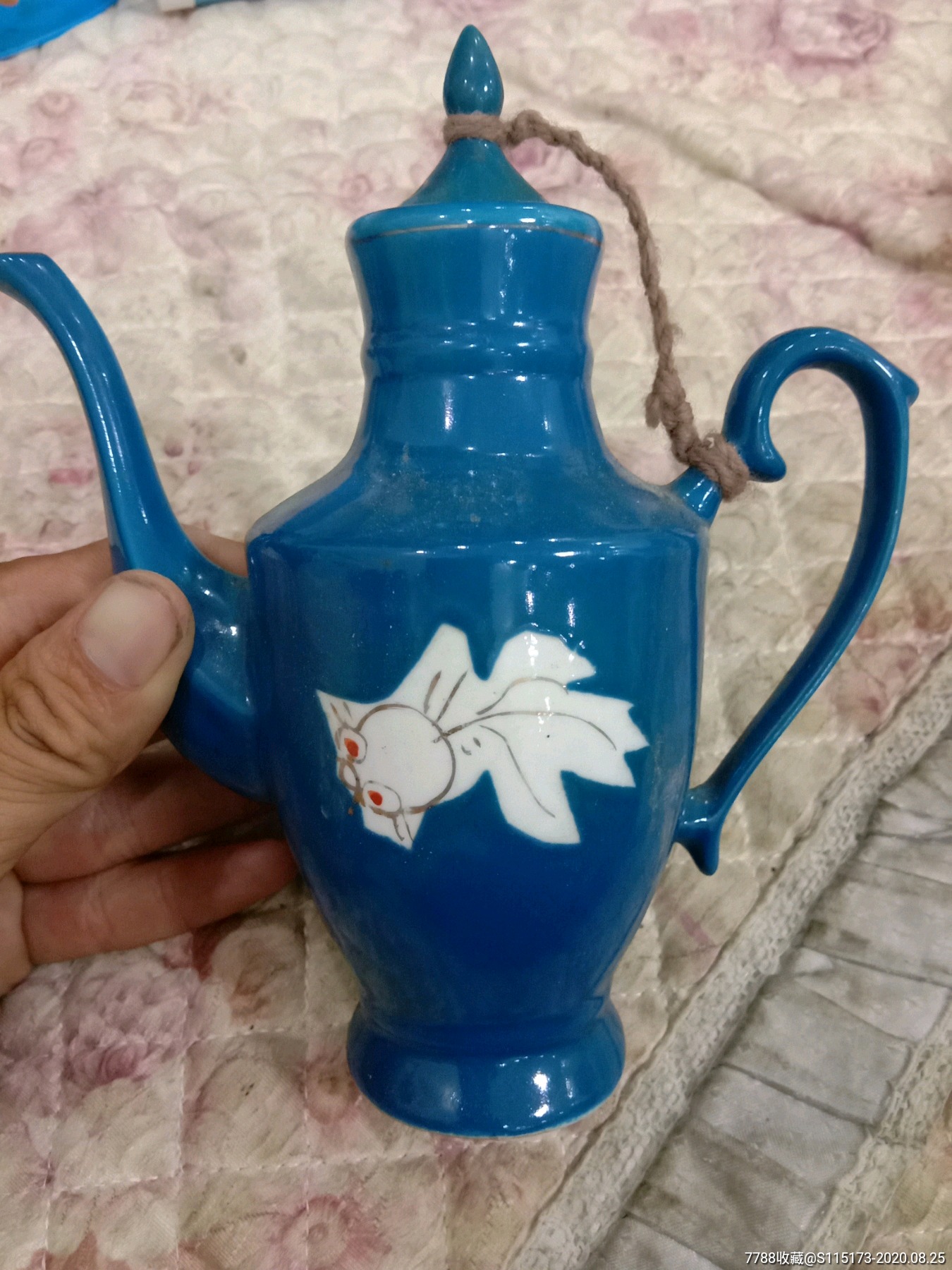 80年代北方窑口蓝釉刻花金鱼小酒壶