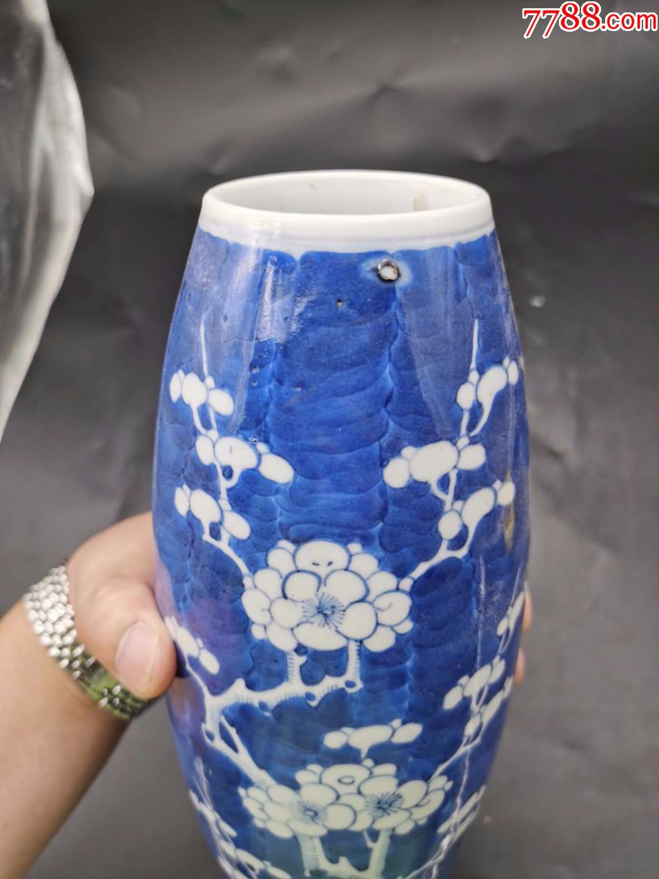 清代青花冰梅橄榄瓶