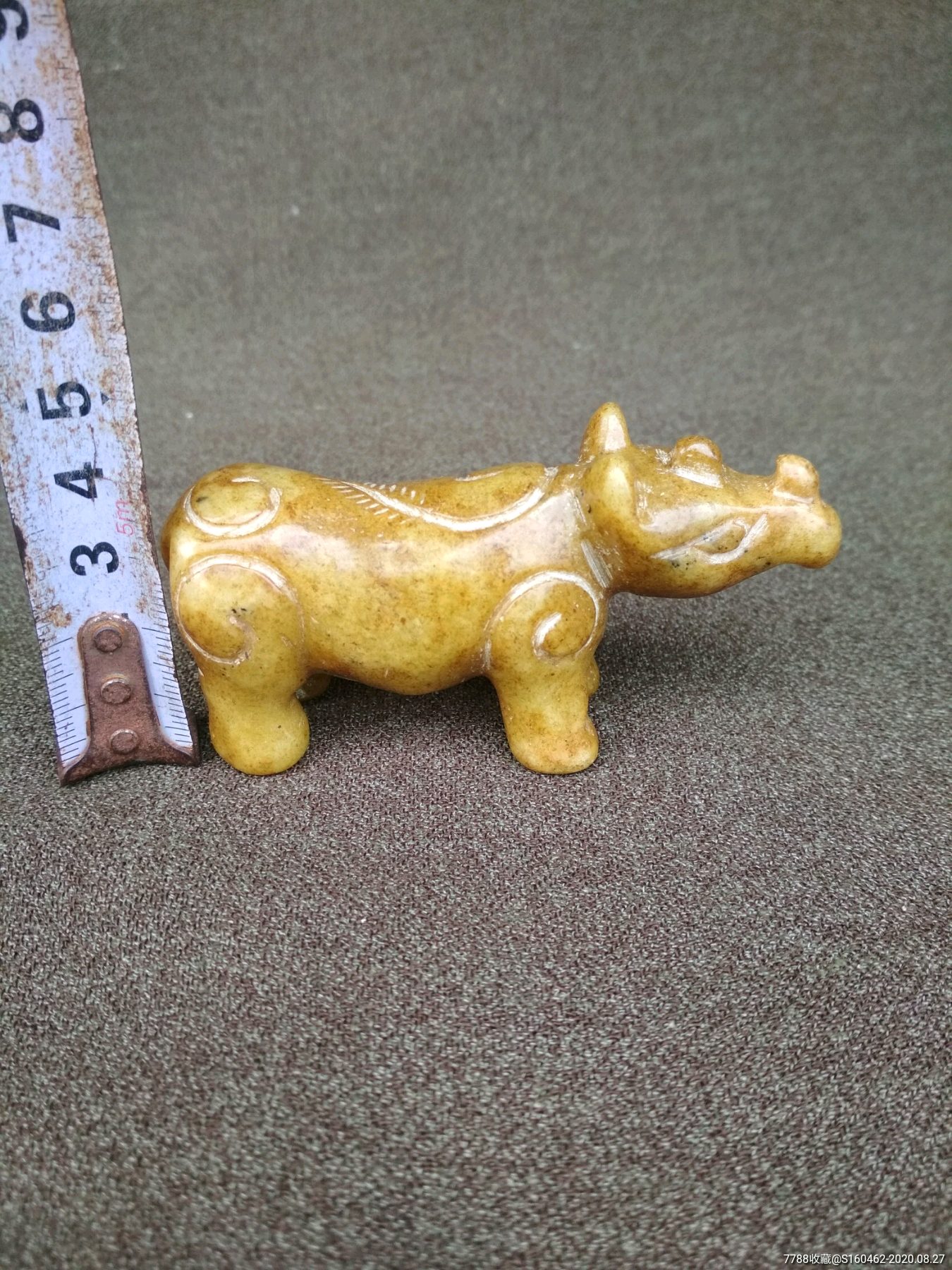 老黄玉犀牛摆件