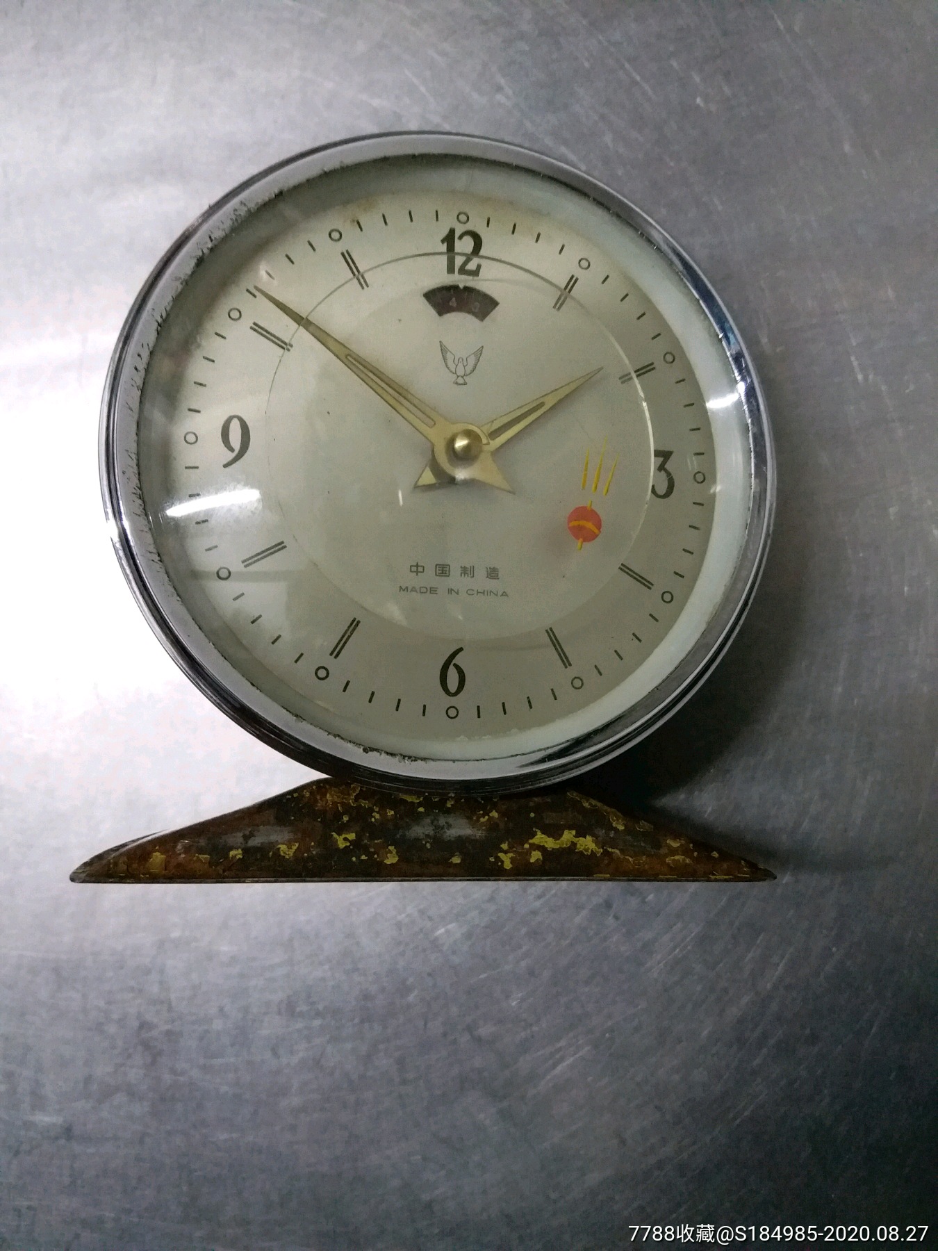 带卫星针的白鸽闹钟
