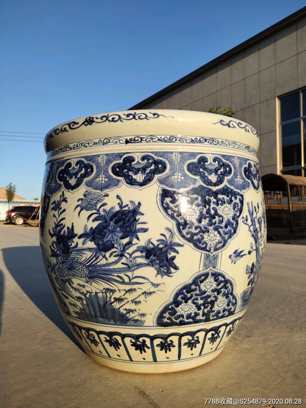 清代青花缠枝花鸟纹卷缸