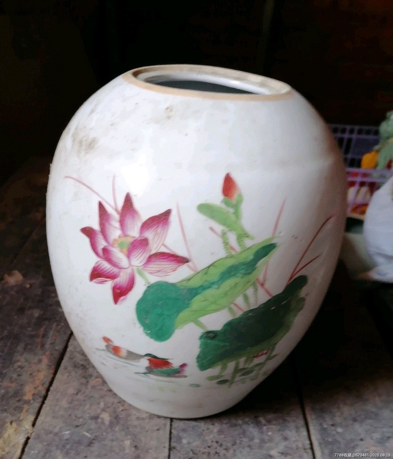 粉彩鸳荷纹西瓜罐