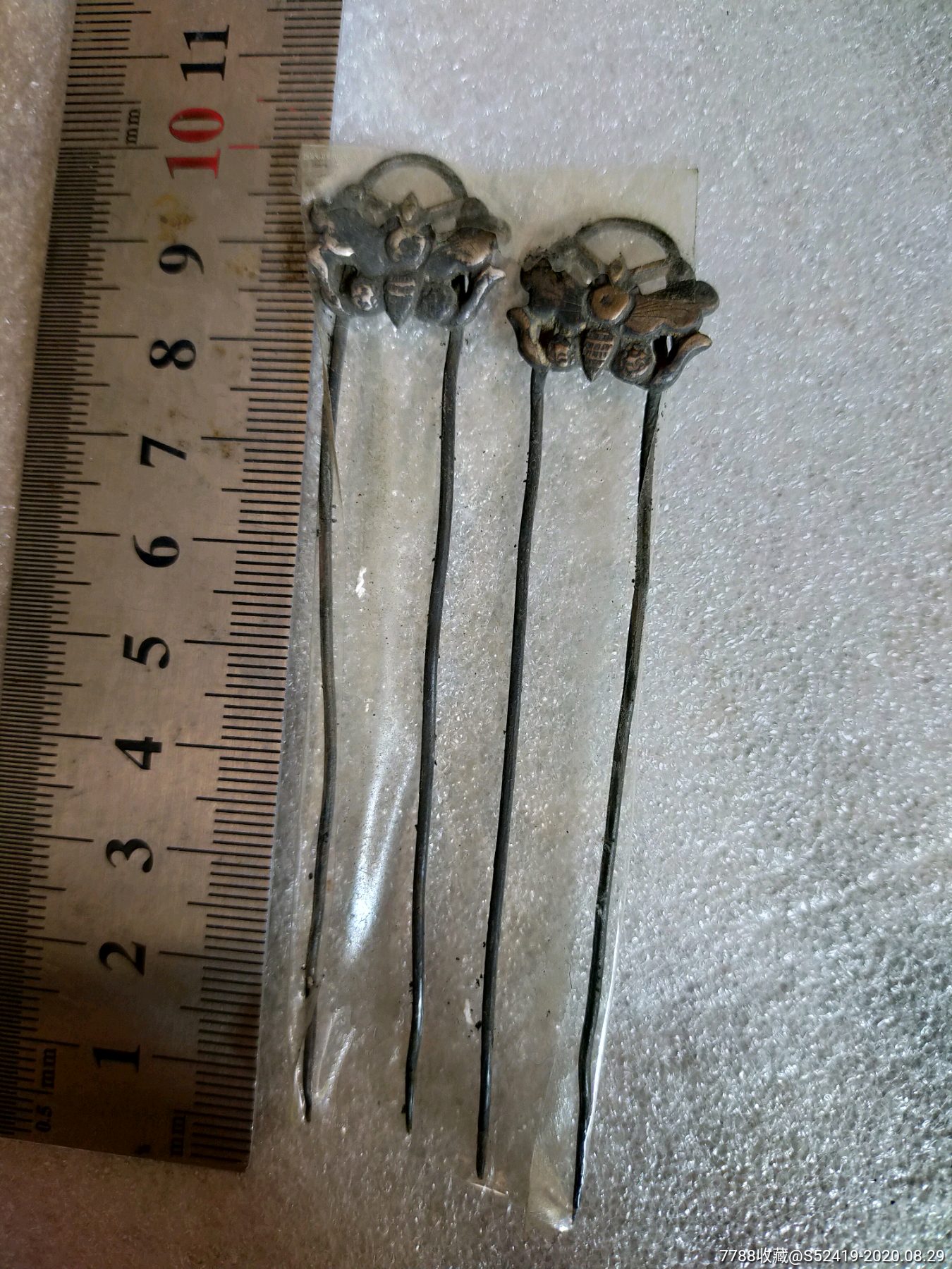 一对清代非常漂亮的蝴蝶图案老银发钗