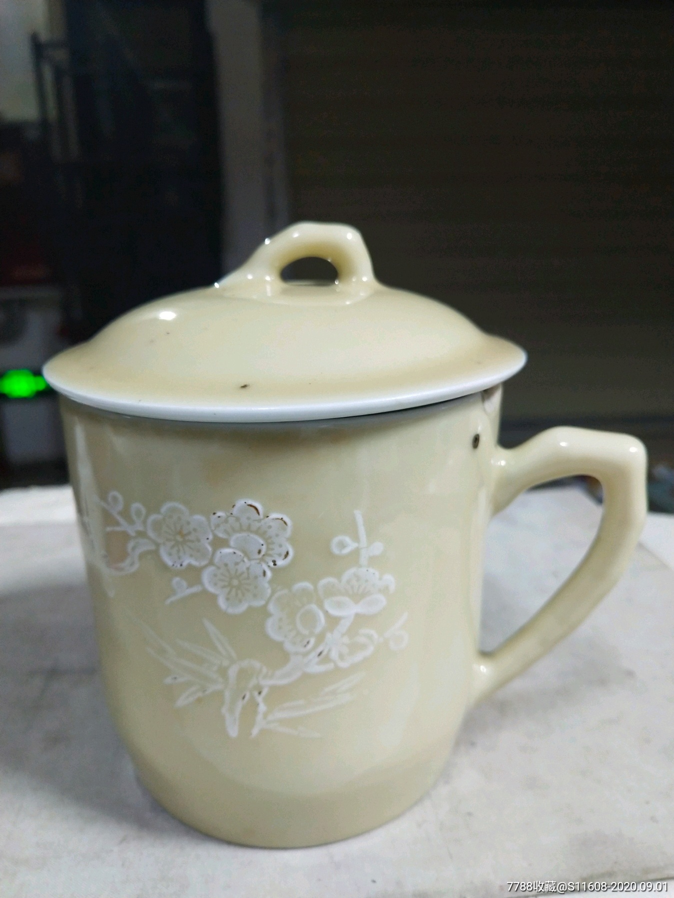 景德镇黄釉堆白瓷杯