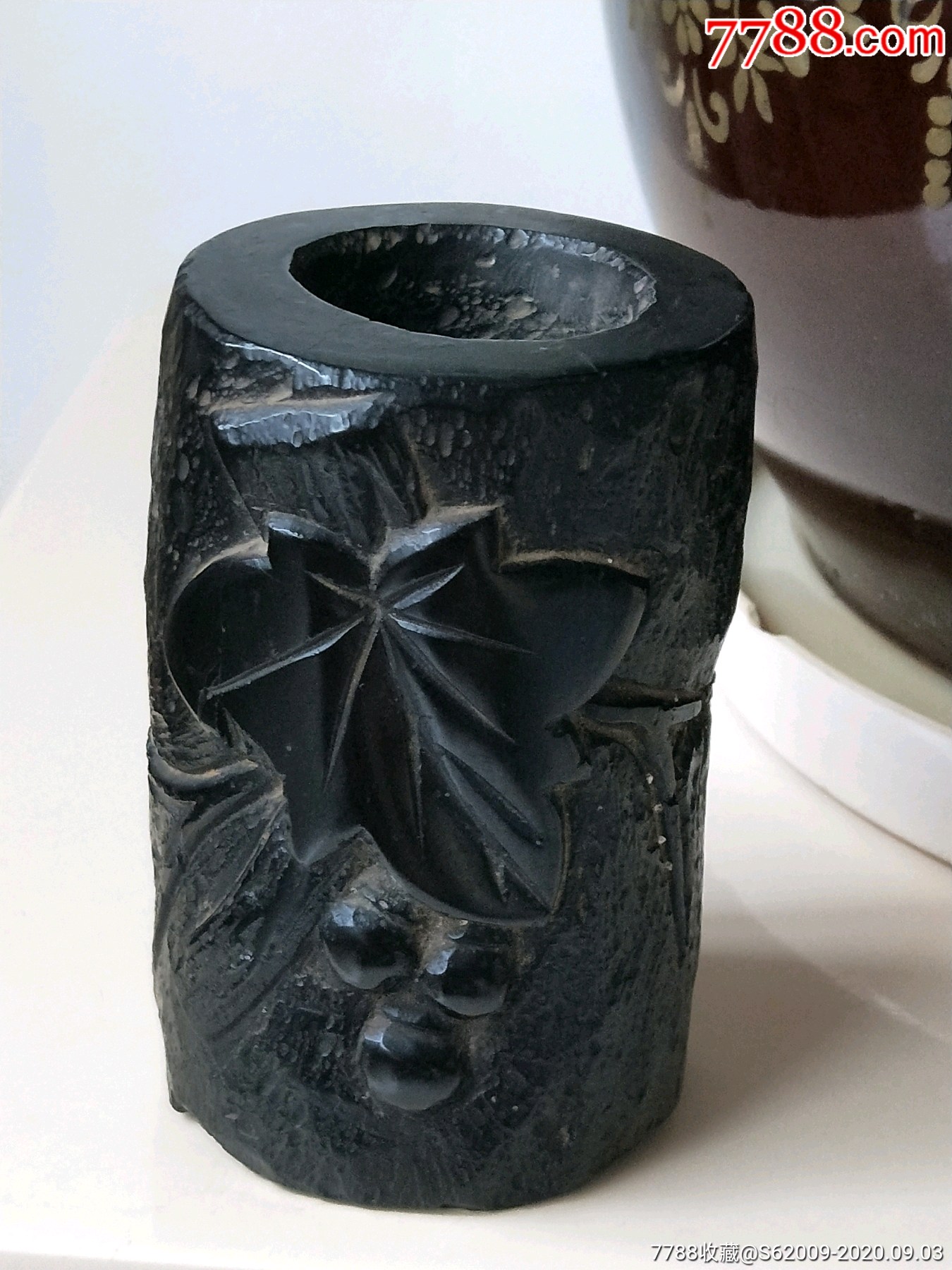 民国雕葡萄纹煤精石笔筒