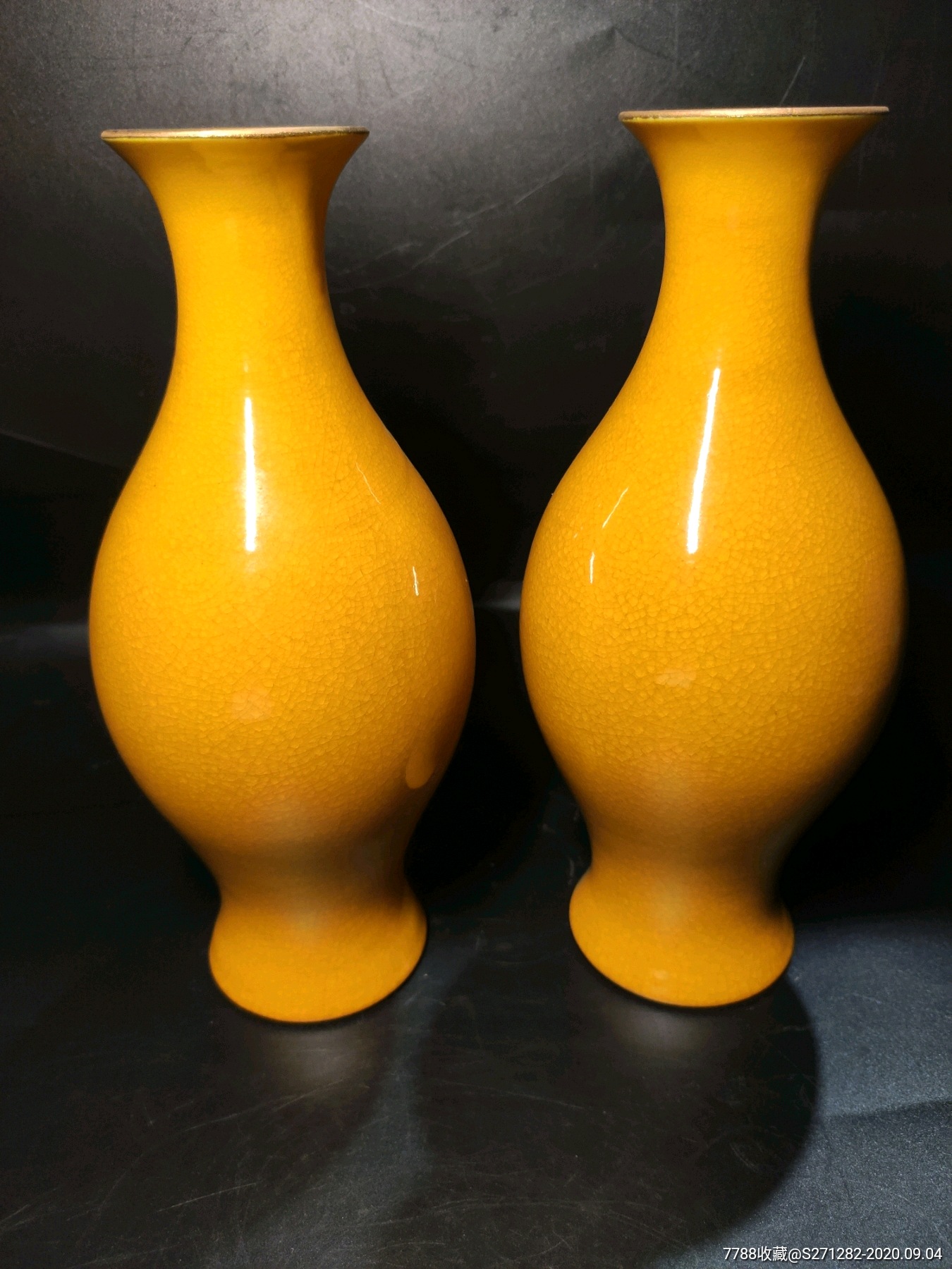 黄釉瓷瓶一对