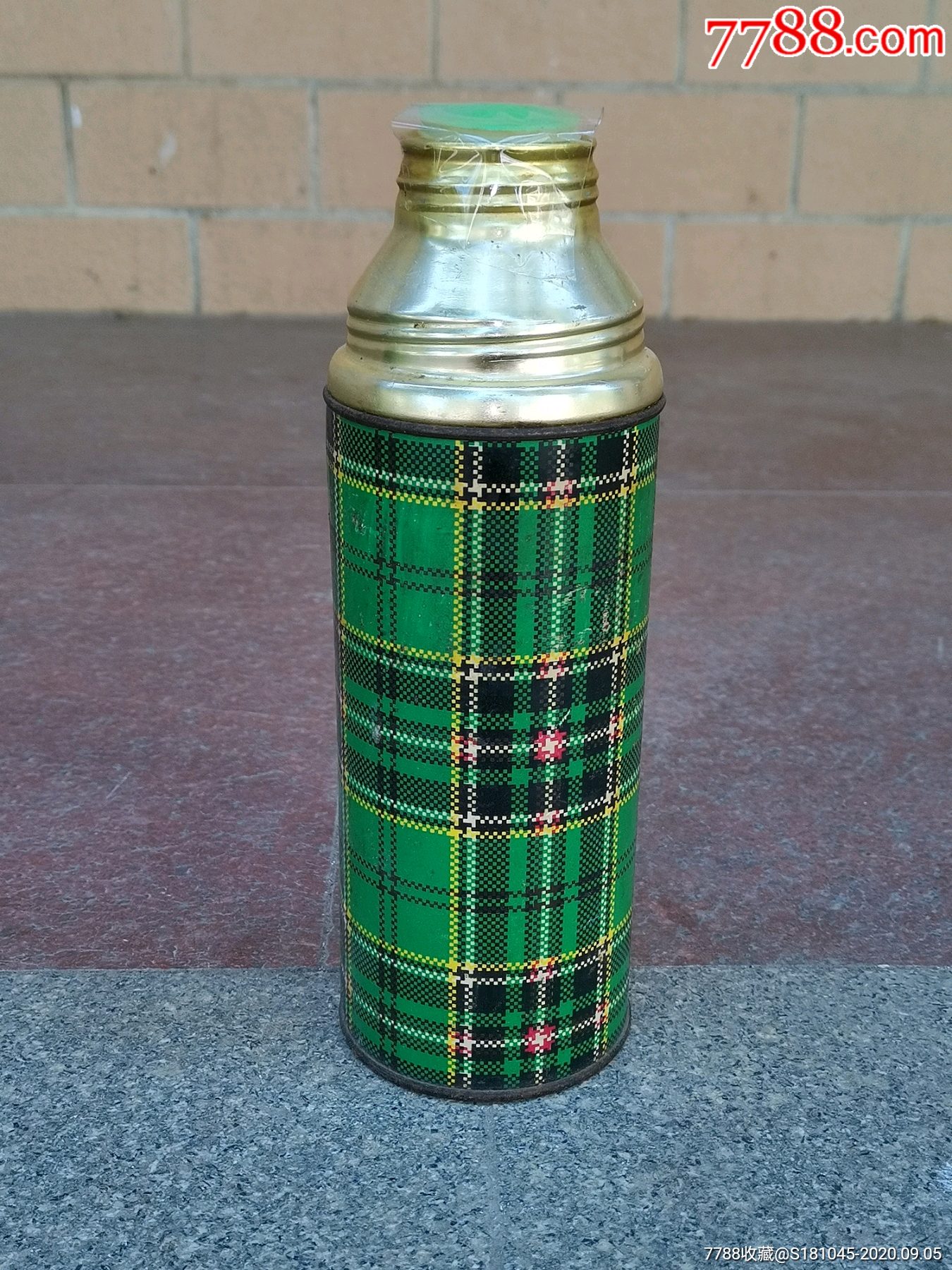 小型暖水瓶一只