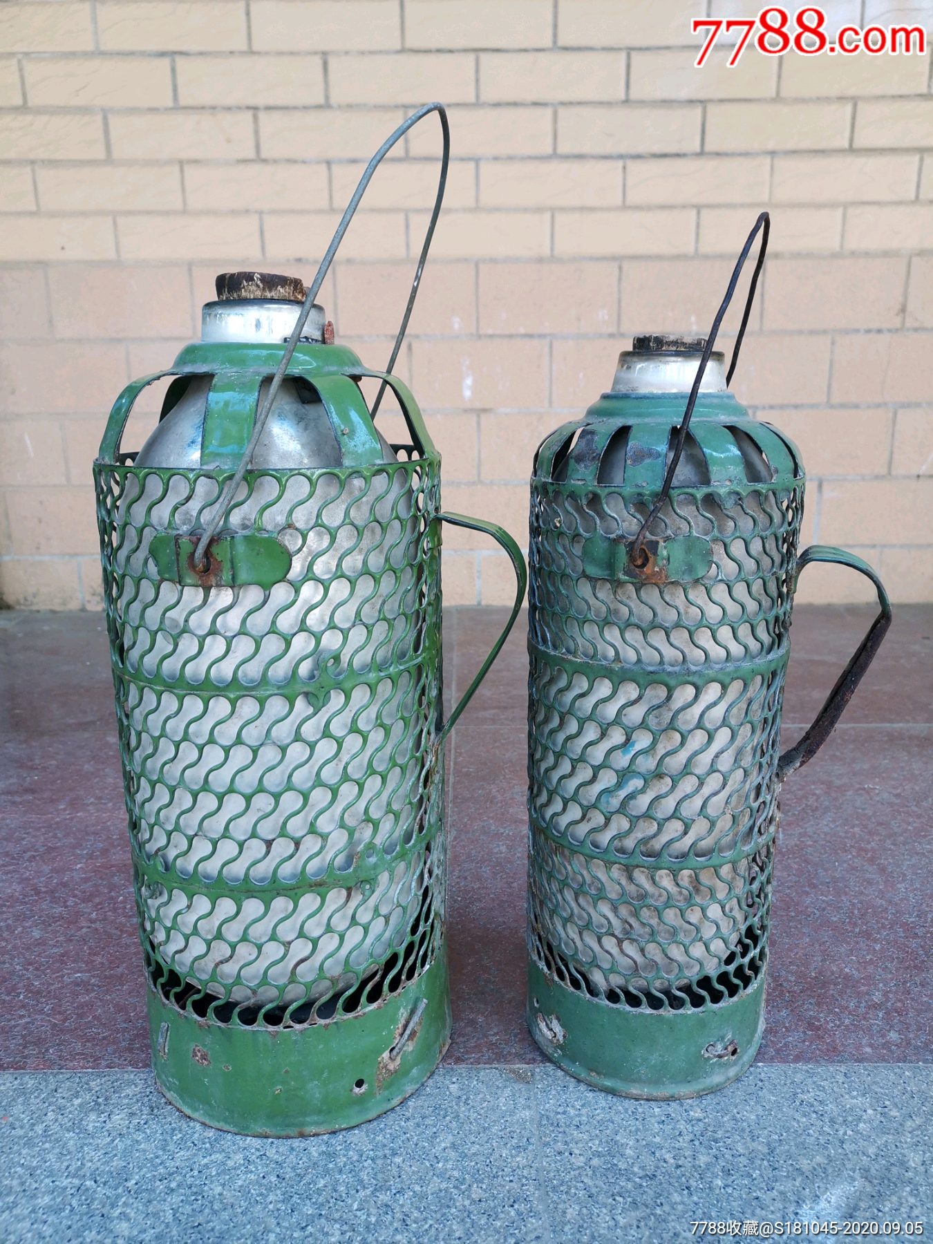 绿皮铁暖瓶大 小号一对