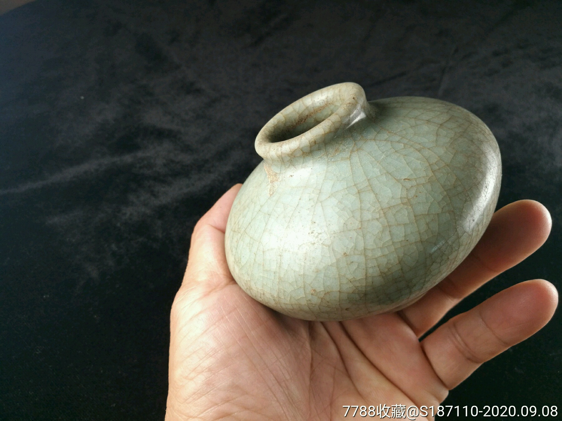 明代景德镇窑哥釉小口广肚砚滴