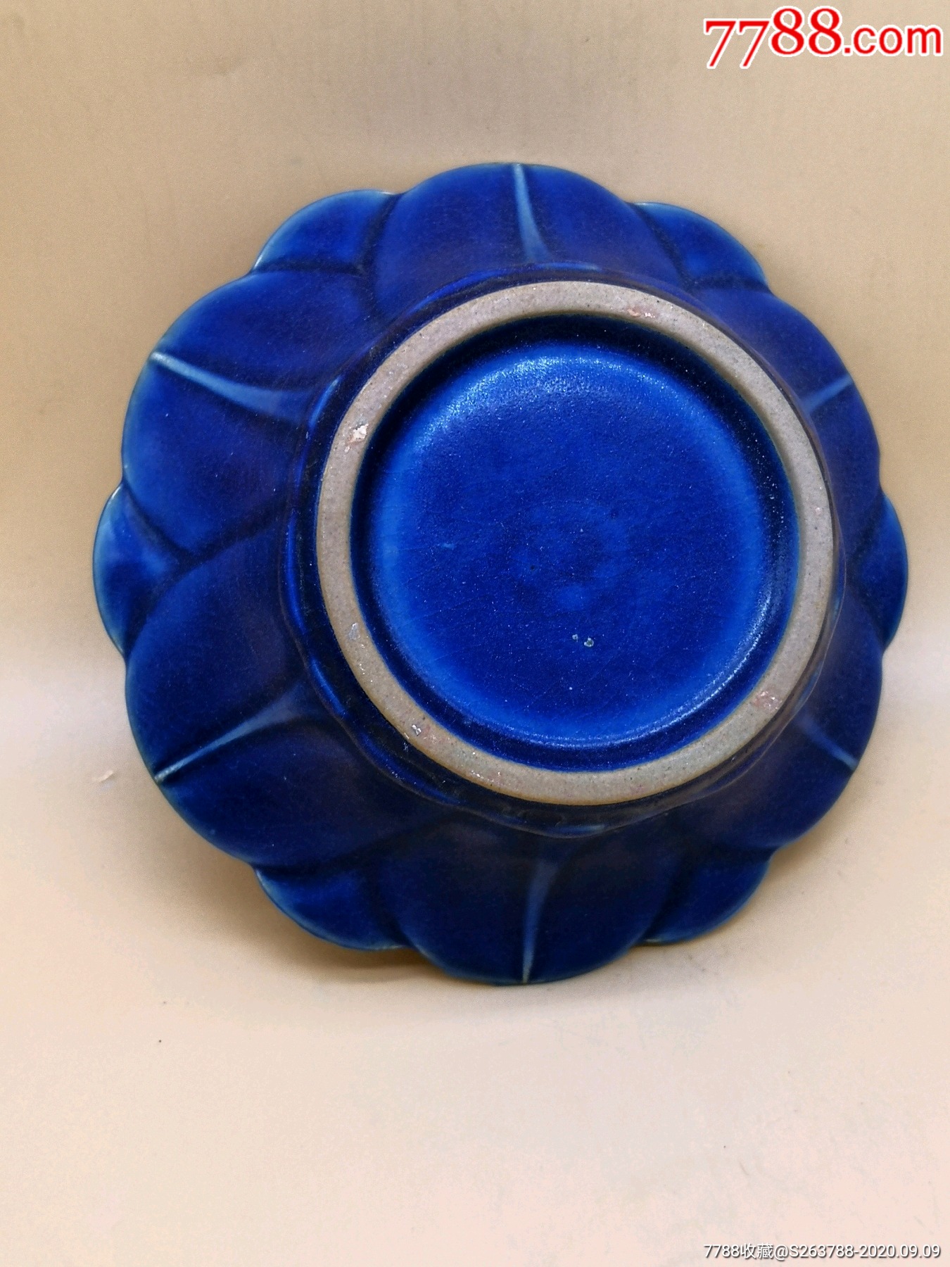 蓝釉莲瓣纹撇口碗
