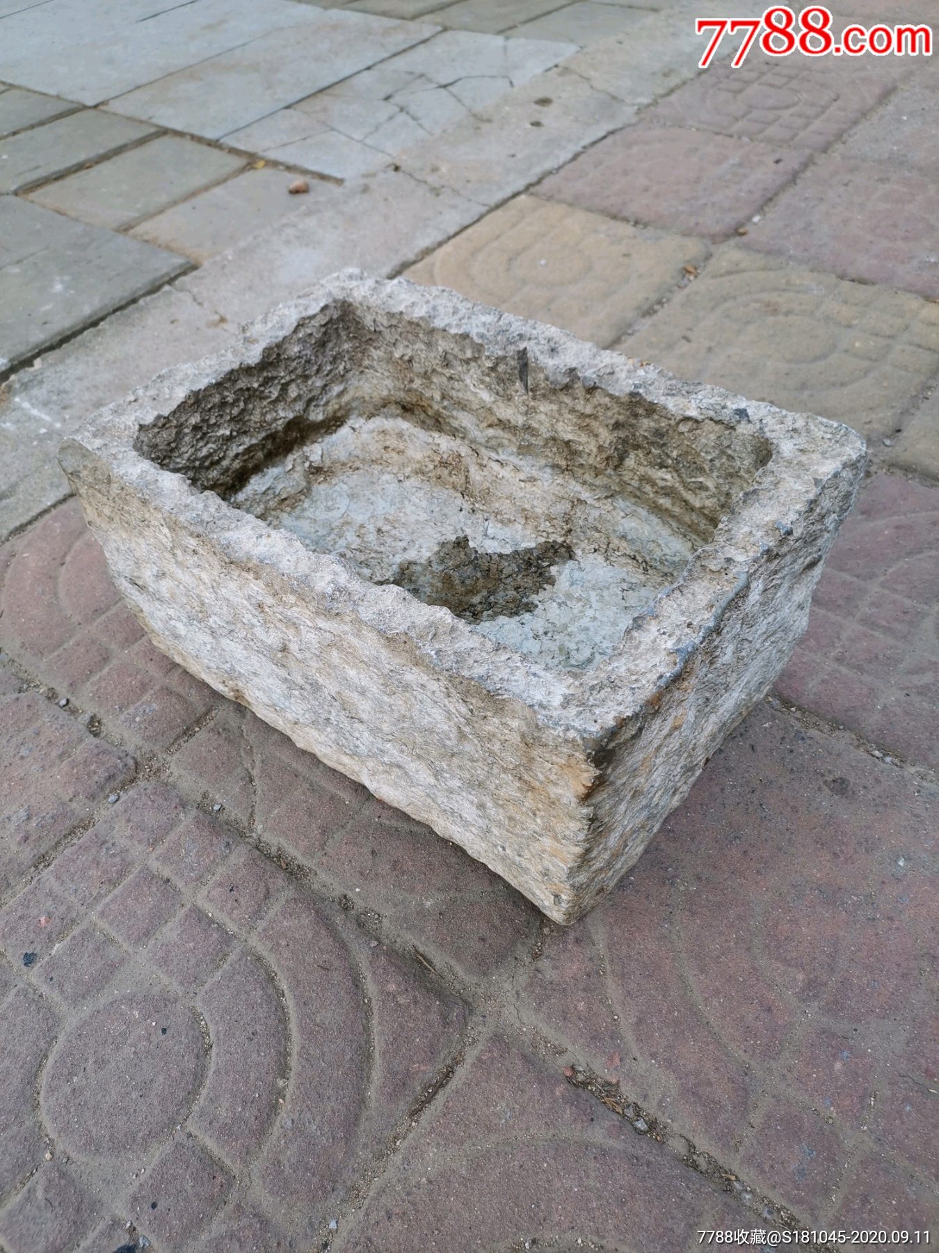 壁薄膛深规矩的方形石盆一个