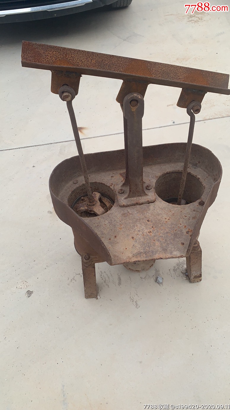 民俗精品.双头压水井头.完好无损,能使用,民俗展馆收藏.